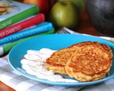 Хорошее настроение на завтрак: как приготовить оладьи с яблоками и овсянкой. Рецепт