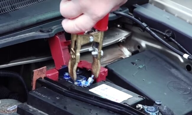 Прикурювання авто: скрін з відео