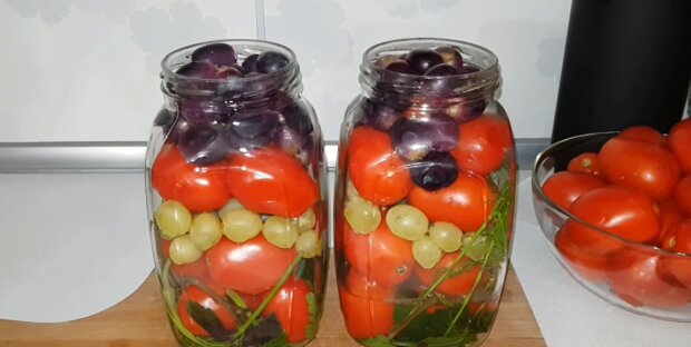 Рецепт маринованных помидоров с добавлением винограда по-армянски. Фото: YouTube
