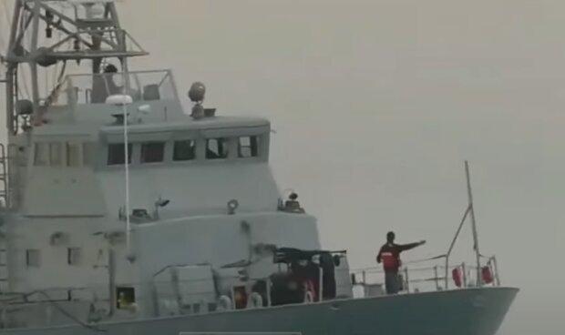 Перші фото підбитого російського корвету із "Калібрами" на борту. Рятується у секретній бухті Севастополя
