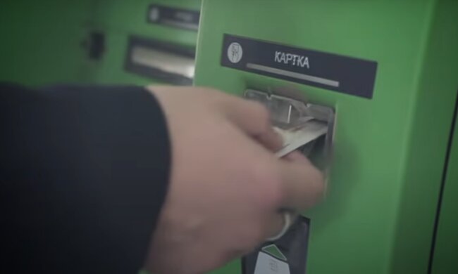 Банкомат ПриватБанка. Фото: скриншот YouTubе