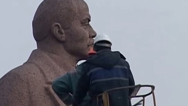 "Русский мир" пришел: россияне везут в Украину памятники Ленину. Это шизофрения