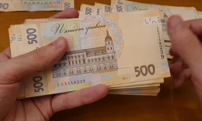 Карантинные 8 тысяч гривен: украинцам начали выплачивать социальную помощь. Кто получит