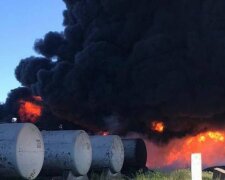 Мощный удар по Кривому Рогу: дикий пожар на нефтебазе, дым и копоть до небес. Видео