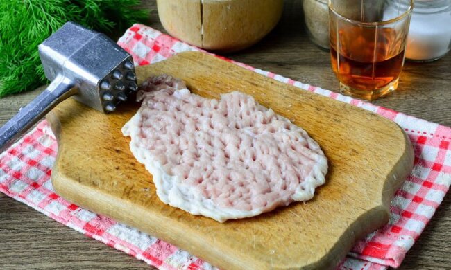 Приготування відбивних, фото: youtube.com