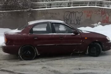 Автомобіль взимку: скрін з відео