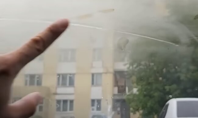 Запотіле скло: скрін з відео