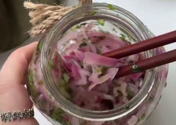 Маринована цибуля, кадр з відео