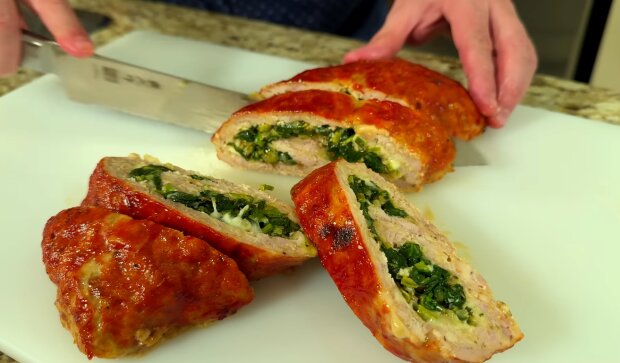 Мясной рулет из куриного филе с сыром