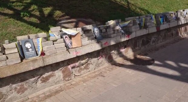 Прохожие вскрикнули: в Киеве надругались над памятником Героям Небесной сотни. Он снял штаны и сделал "это"