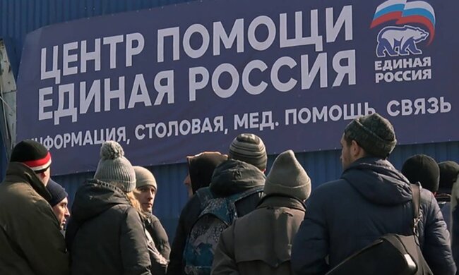 Просто звери: оккупанты специально раздают украинцам хлеб возле переполненного морга