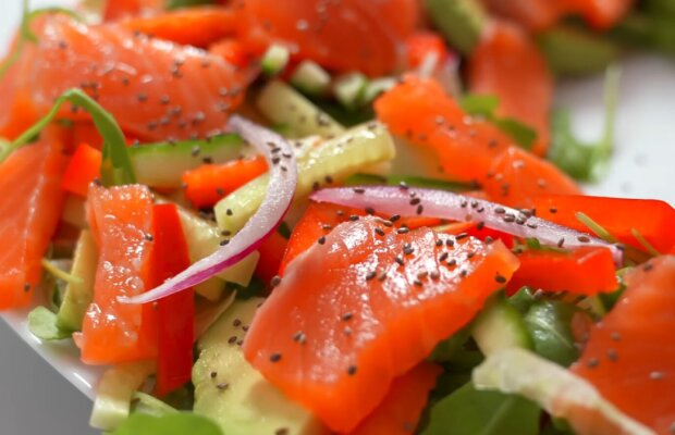 Салат с лососем, кадр из видео