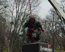Його більше не побачимо: у мережі показали, як у Києві знесли відомий пам'ятник Пушкіну
