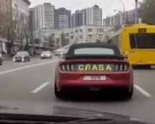 По Киеву ездит "говорящий" Ford Mustang, сообщая о потерях оккупантах и показывая украинские лозунги. Видео