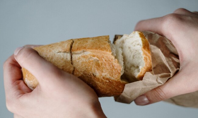 В дом может внезапно прийти беда: почему хлеб нельзя ломать руками или отрывать горбушку