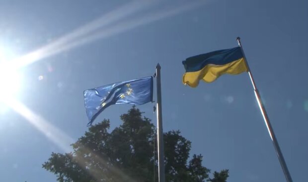 Не «дожив» до Дня Незалежності. Гігантський прапор України звалився та розчавив Lexus чиновника. Відео