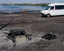 Потужні удари по Антонівському мосту: з'явилися перші фото та відео