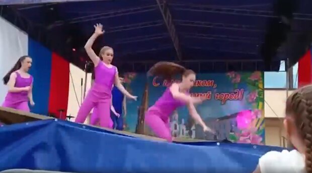 Это знак: в России во время празднования дня города под танцовщицами обвалилась сцена. Видео