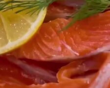 Солона червона риба, кадр з відео