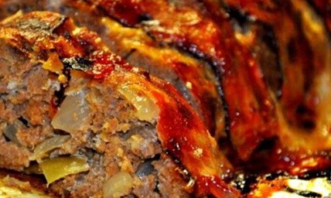 Настоящее новогоднее лакомство: рецепт рулета из говядины с сыром, запеченного в томатно-винном соусе