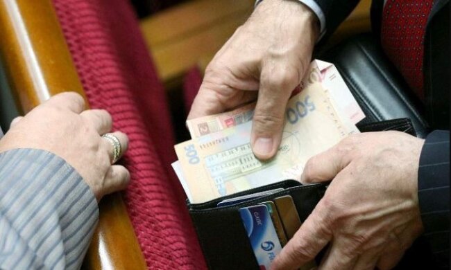 Им труднее всех: депутаты повысили себе зарплаты и докинули надбавки (уточнено)
