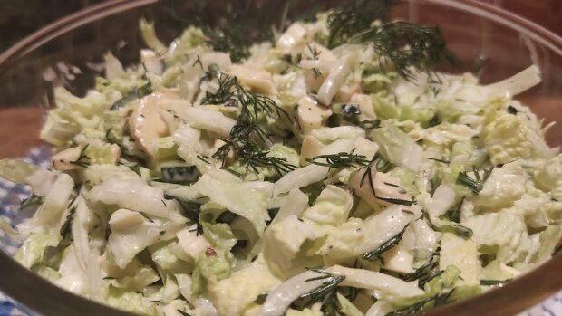 Подойдет, даже если вы на диете: рецепт сытного капустного салата с сельдью и яблоком