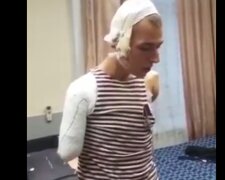 Російський окупант, що залишився без рук, показав, як омиває медаль. Відео