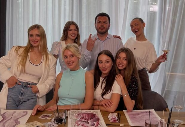 Григорій Решетник та учасниці шоу "Холостяк-14", фото із соцмереж