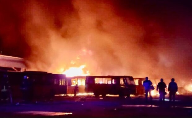 Потужні ракетні удари по Дніпру: понад 100 автобусів вигоріло вщент. Відео