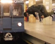 Ребенок просто смотрел в телефон: в Москве мужчина столкнул ребенка под поезд. Видео