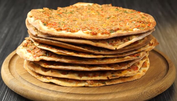 Рецепт аппетитных турецких лепешек с сыром и зеленью на сковороде. Фото: YouTube