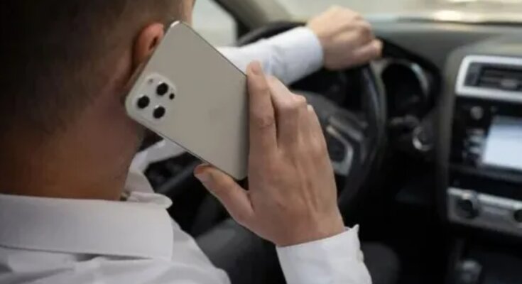 Телефон за кермом авто, зображення з вільних джерел