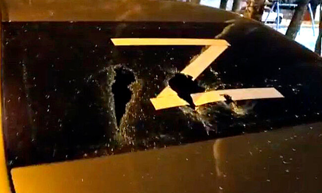 Це Москва: росіяни після звернення Путіна почали масово бити машини. Відео