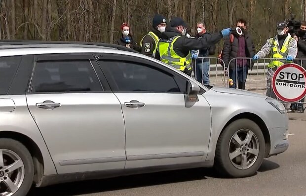 Полиция остановила автомобиль, фото: youtube.com