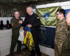 Кличко передав від громади столиці допомогу 12 корпусу: 3000 дронів на оптоволокні, «антишахедних» та інших