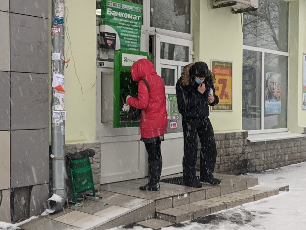 Терминалы Приватбанка "съедают" деньги украинцев. Что говорят в банке