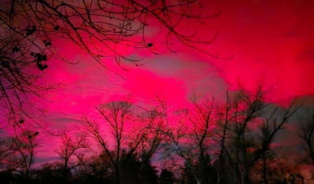 Небо в Україні почервоніло, фото: youtube.com