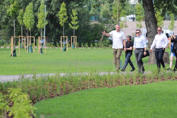 На столичній Оболоні з’явився новий сквер та пішохідний міст, створені за кошти мерії Вільнюса, - Кличко