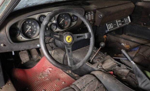 Пилкувався 40 років: у покинутому гаражі знайшли рідкісний Ferrari, який оцінили в мільйони доларів. Фото