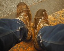 И не нужно никакой дорогостоящей химии: как защитить замшевую обувь от белых разводов зимой