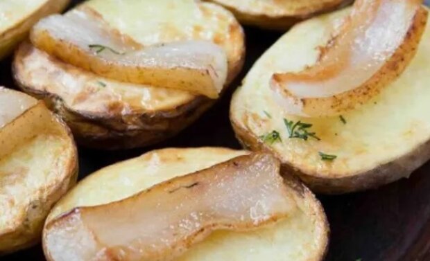 Сытно, красиво и очень аппетитно: рецепт картофеля, который запекается в фольге с салом и луком