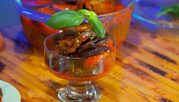 Рецепт "синеньких" у томатному соусі по-грецьки. Фото: YouTube