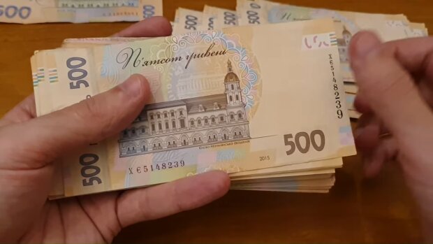 Просто цветная бумага: в Украине разошёлся тираж фальшивых купюр. Украинцев предупредили