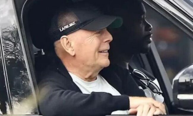 Брюс Уиллис на прогулке, фото из соцсетей