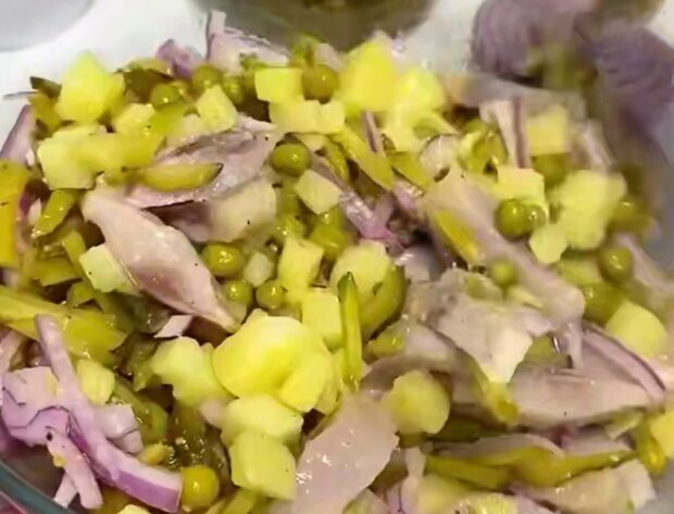 Салат с селедкой и картофелем, кадр с видео