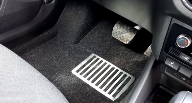 Чим небезпечні матер'яні килимки під ногами водія. Фото: YouTube