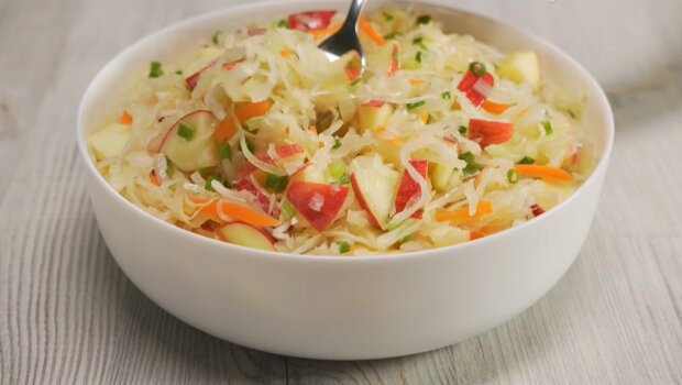 Рецепт швидкого салату з молодої капусти по-німецьки. Фото: YouTube