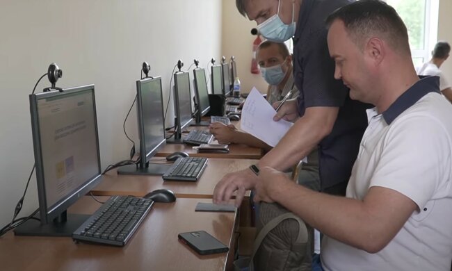 Экзамен по украинскому языку для чиновников. Фото: скриншот YouTube-видео