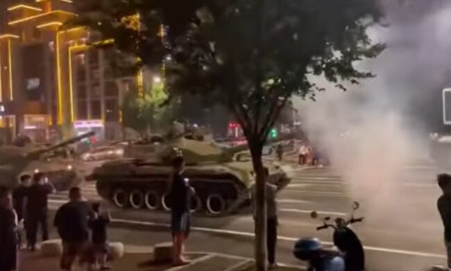 Началось: в Китае на улицы вывели танки, люди в панике. Появилось первое видео