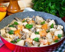 Объедение для всей семьи: как приготовить сочную курицу с тыквой и грибами в сливках. Рецепт